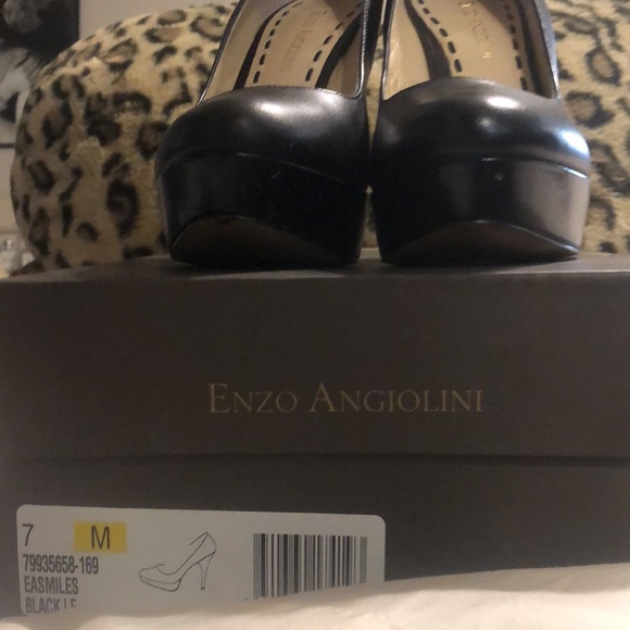 Black Pumps - Picture 2 of 4